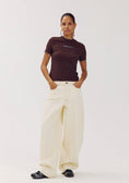 Load image into Gallery viewer, Harper & Yve Cammy Tshirt babytee bruin
