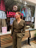 Load image into Gallery viewer, LACHA Studio - Reversible Wide to Balloonpants in Olive/ Blue Pinstripe - LACHA FOREVER DROP (kopie)
