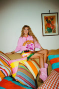 Load image into Gallery viewer, Harper & Yve X Tessa van Montfoort roze trui Dolphin
