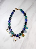 Load image into Gallery viewer, LACHA STUDIO Exclusives - ketting Celestial Heart Emerald/Blauw
