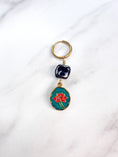 Load image into Gallery viewer, LACHA STUDIO Exclusives – Oorbel Rose Charm Emerald
