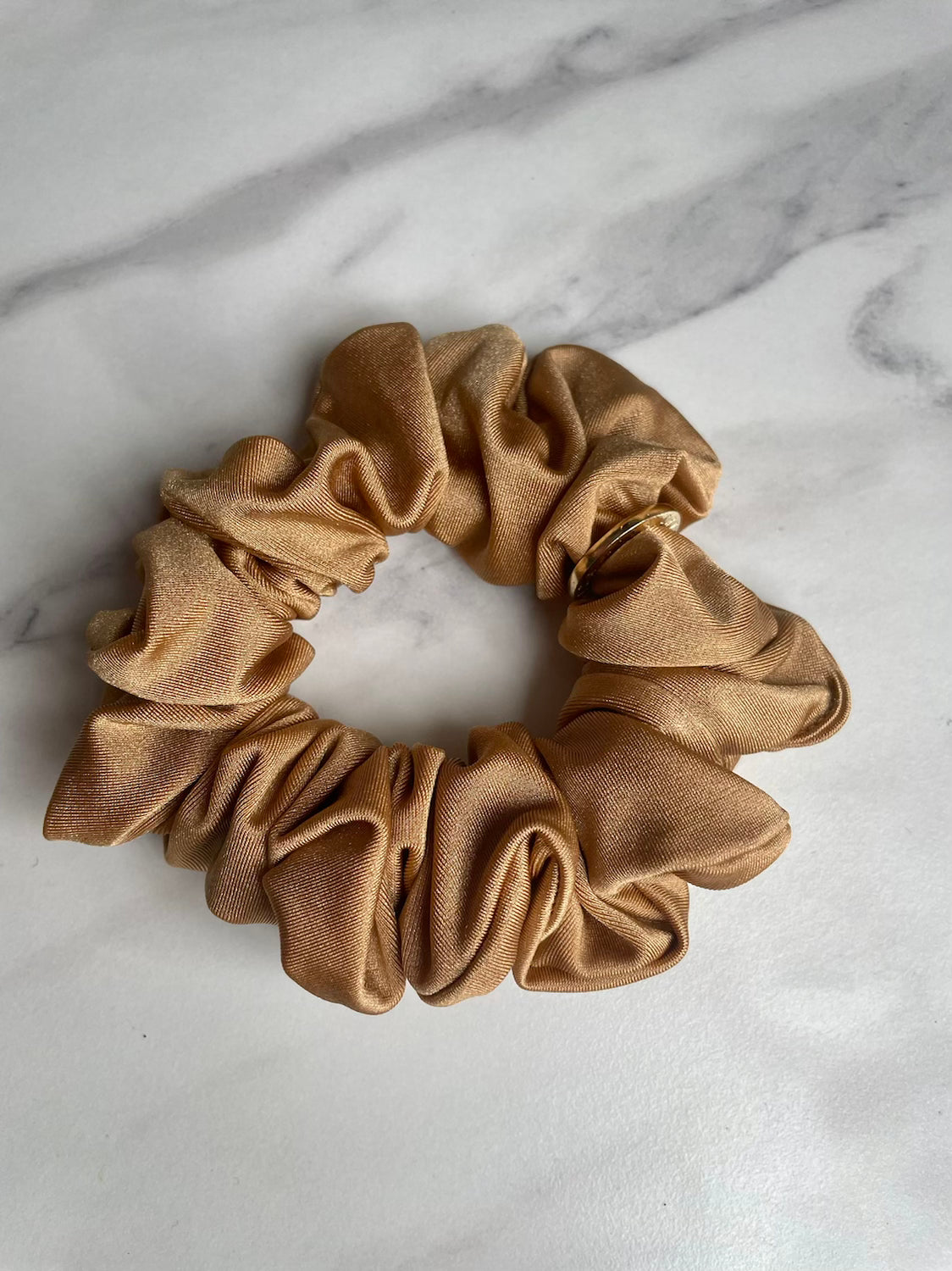 LACHA STUDIO Exclusives - Scrunchie Arena Dorada