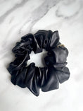 Load image into Gallery viewer, LACHA STUDIO Exclusives - Scrunchie Diopsido
