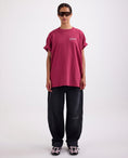 Load image into Gallery viewer, Stieglitz Renzo Oversized T-shirt - met Zwanenprint - Rood - Valt heel ruim
