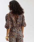 Load image into Gallery viewer, Harper and Yve Jacey leopard blouse met strikjes
