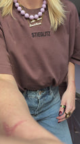 Load and play video in Gallery viewer, Stieglitz Miquel Tshirt Bruin - Valt Groot
