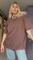 Load and play video in Gallery viewer, Stieglitz Miquel Tshirt Bruin - Valt Groot

